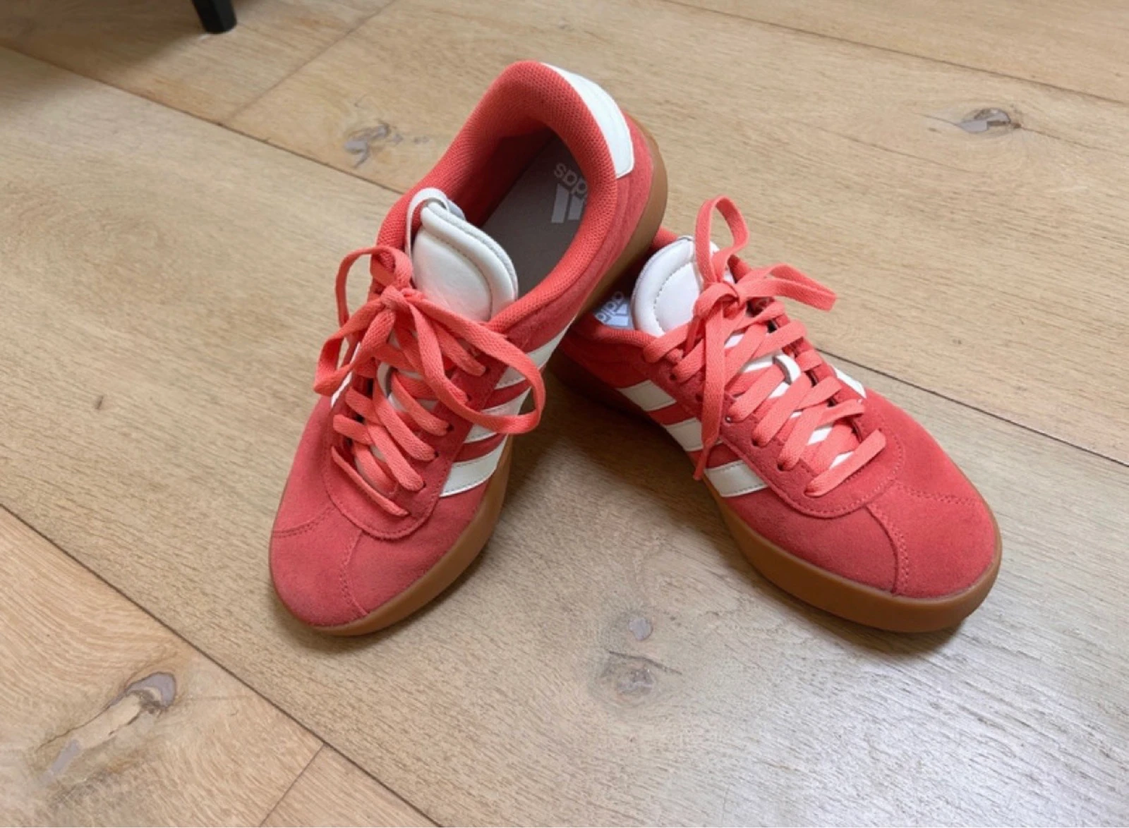 Nieuw - koraalrode Adidas sneakers maat 39